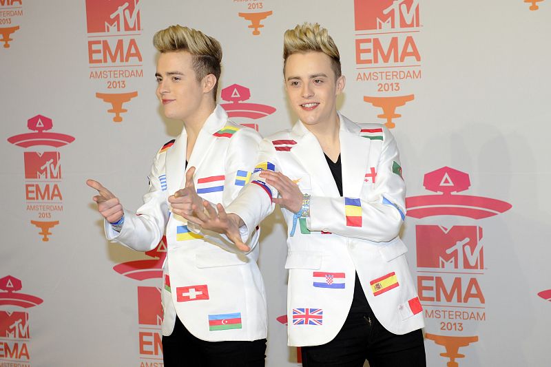 John y Edward Grimes del dúo irlandés Jedward posan durante la gala de los premios