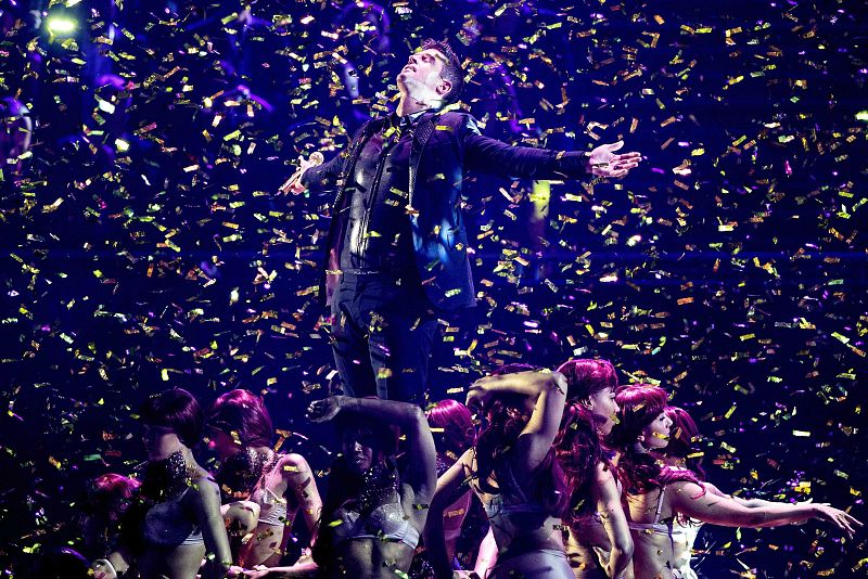 El cantante Robin Thicke actúa en la gala de los premios EMA de MTV