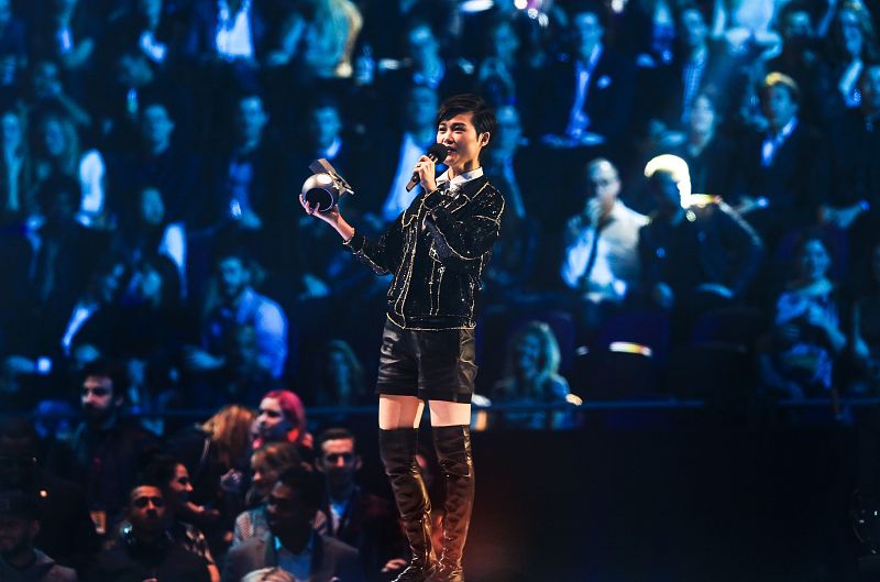 La cantante y actriz china Chris Lee con su premio en los EMA de MTV