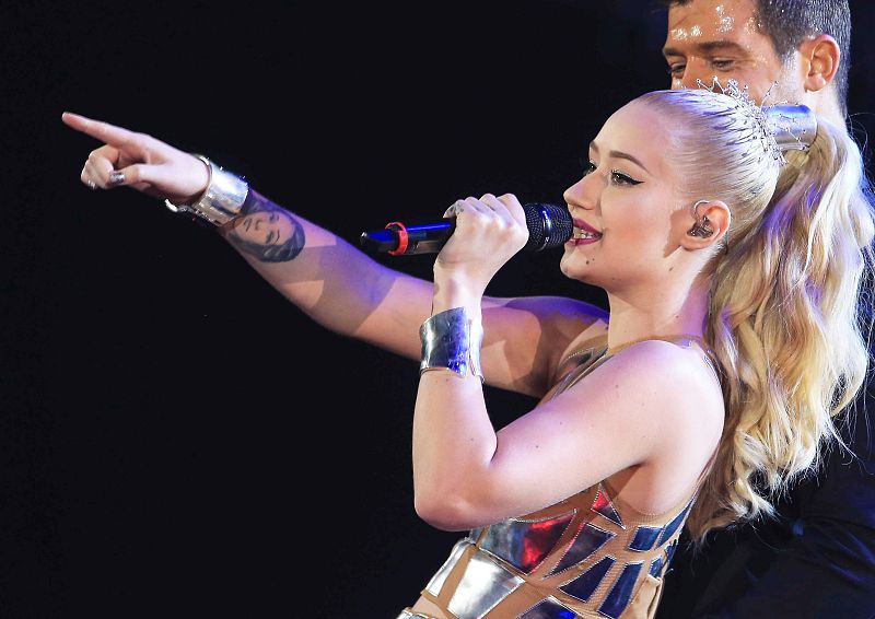 La cantante australiana Iggy Azalea actúa con Robin Thicke en los EMA