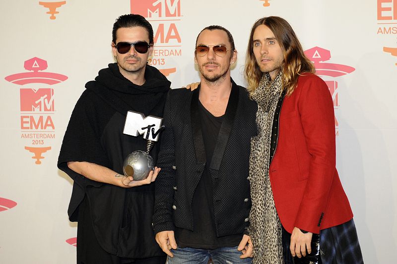 Los componentes de la banda Thirty seconds to MarsTomo Milicevic, Shannon Leto y Jared Leto posan en la gala e los EMA en Ámsterdam