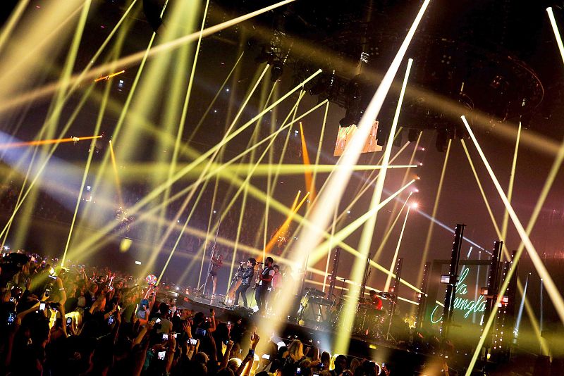 El cantante de Bruno Mars en el escenario, durante la gala de los premios EMA de MTV celebrada en Ámsterdam