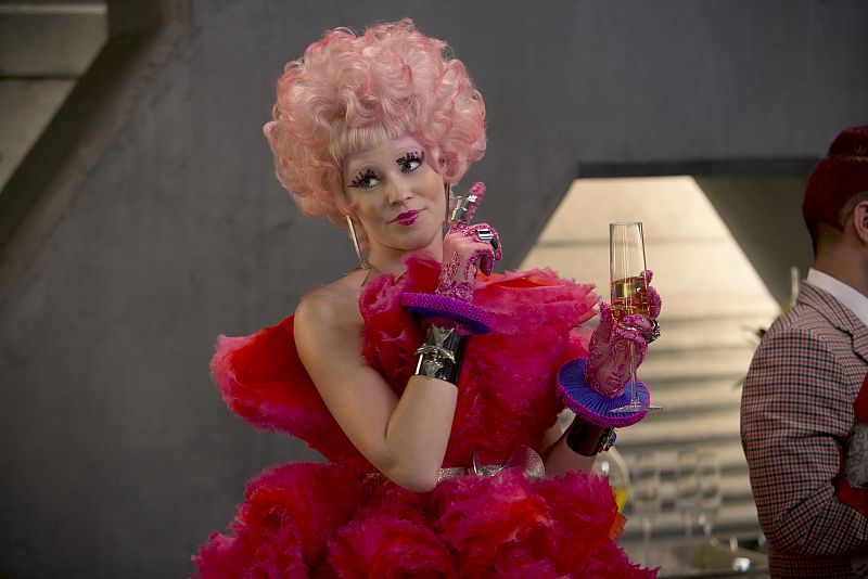 Effie Trinkett (Jennifer Banks) sigue siendo la acompañante de Katniss y Peeta