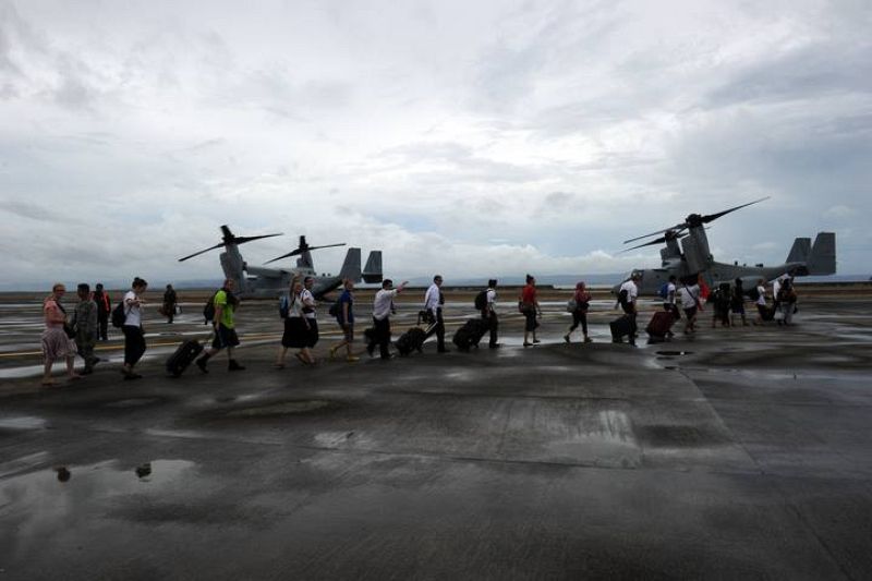 Extranjeros evacuados de Leyte en un avión militar estadounidense 