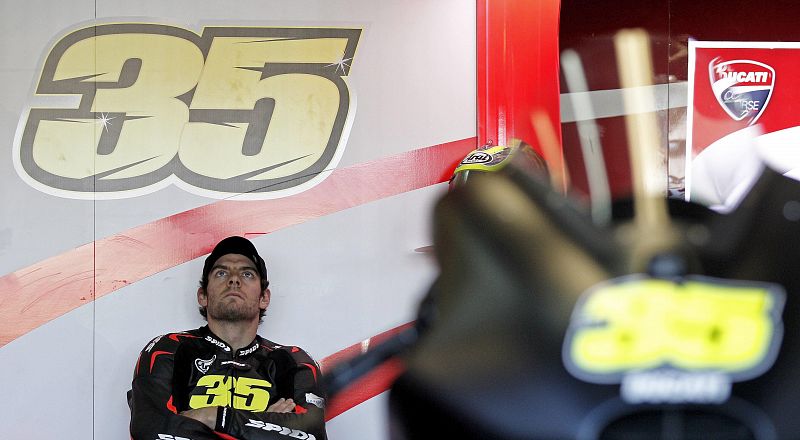 El piloto británico del equipo Ducati Team, Cal Crutchlow, esta mañana en su box.