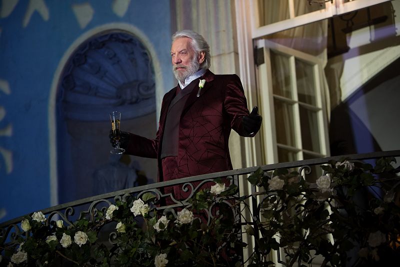 El presidente Snow (Donald Sutherland) amenaza a Katniss con acabar con su familia si no frena la revuelta