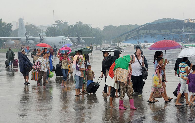 Evacuados de la isla de Leyte llegan a Manila