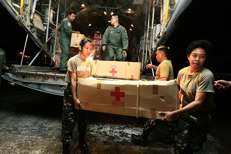 Soldados taiwaneses y filipinos descargan ayuda humanitaria en Cebú