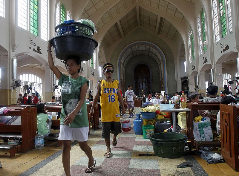 Desplazados encuentran refugio en una iglesia. Los víveres han comenzado a llegar a las ciudades principales de Leyte y Samar, pero no al interior