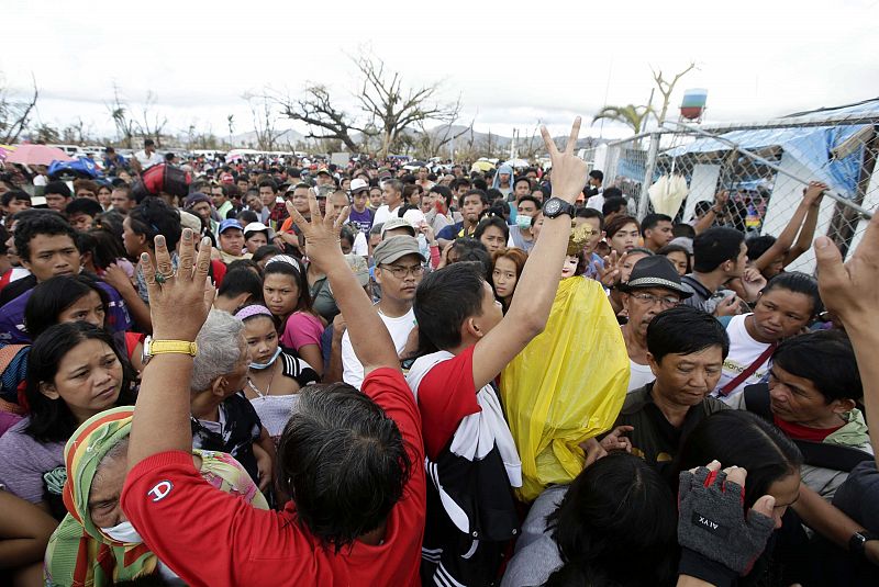 El Ejército filipino está organizando vuelos para evacuar a supervivientes de Tacloban