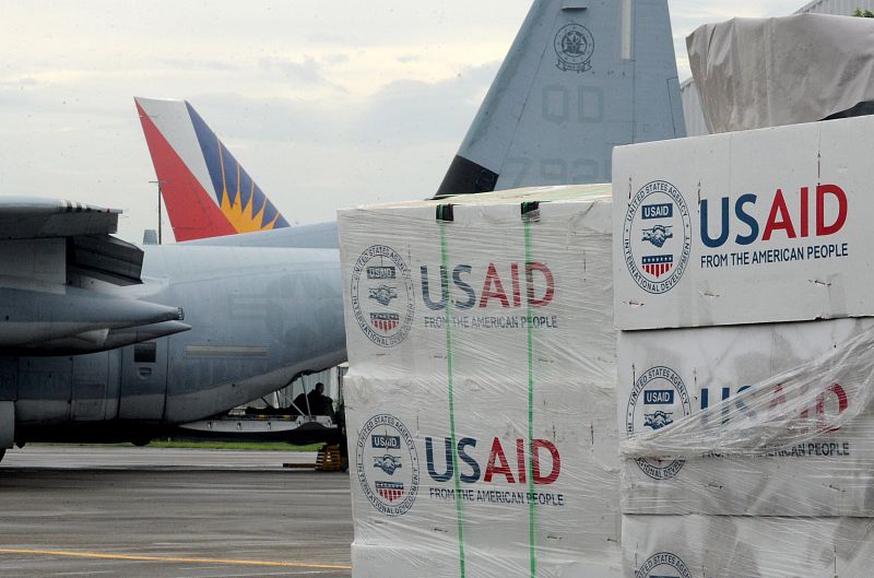 Cajas de ayuda enviada por EE.UU. en el aeropuerto de Tacloban. 24 países han enviado ayuda humanitaria, entre ellos España