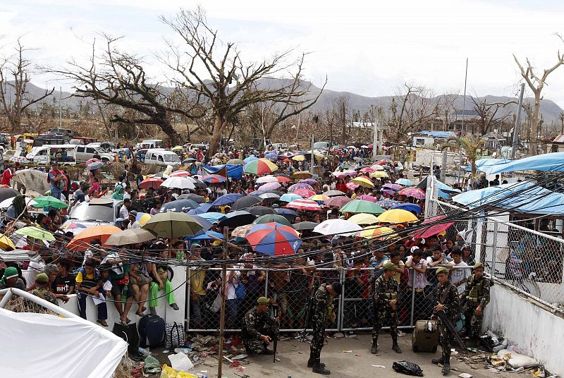 Supervivientes del tifón "Haiyan" esperan para subir a bordo de uno de los vuelos gratuitos organizados por el ejército filipino y estadounidense en Tabloban