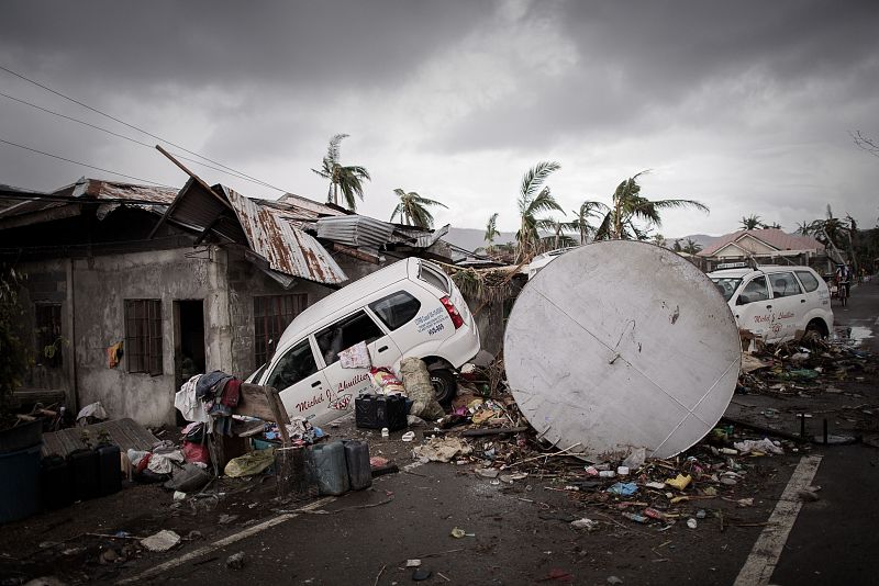 Daños en una carretera en los suburbios de Tacloban, en la isla de Leyte