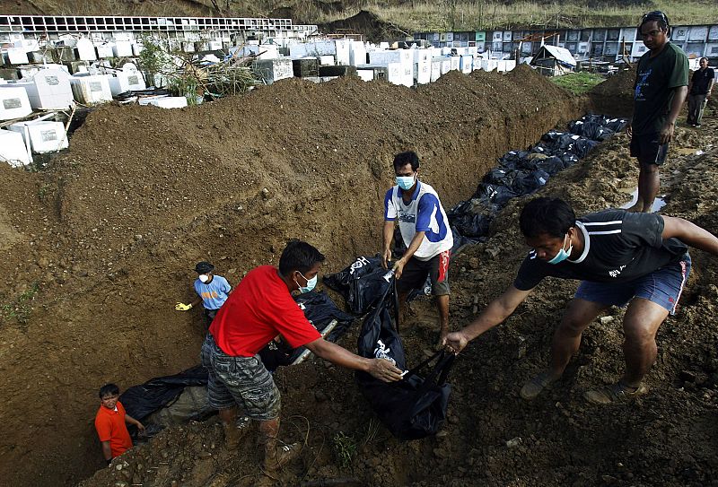 Los cadáveres son enterrados en fosas comunes para evitar epidemias