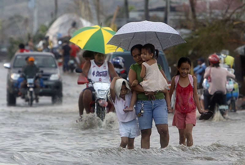 Calle inundada en Tacloban. La lluvia intensa ha vuelto a hacer acto de aparición en el centro de Filipinas.