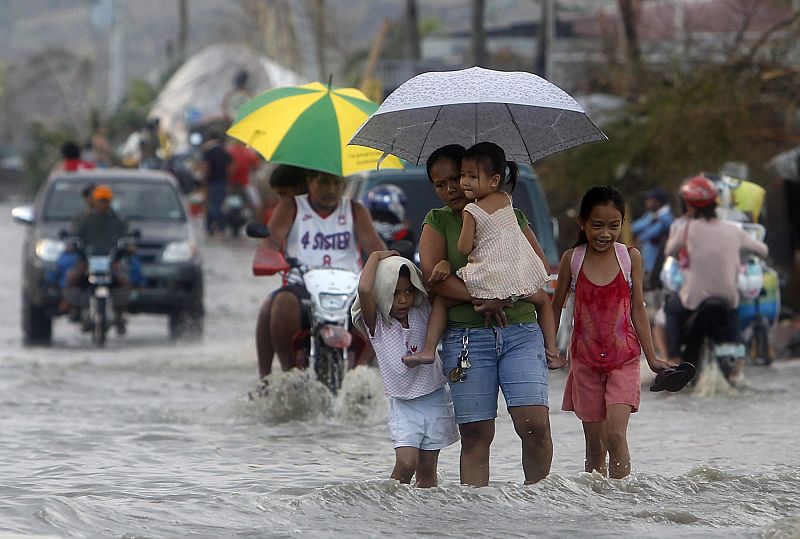 Calle inundada en Tacloban. La lluvia intensa ha vuelto a hacer acto de aparición en el centro de Filipinas.
