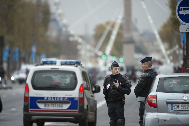 La policía patrulla en la avenida de los Campos Elíseos en París en una caza al hombre frenética en la capital francesa.