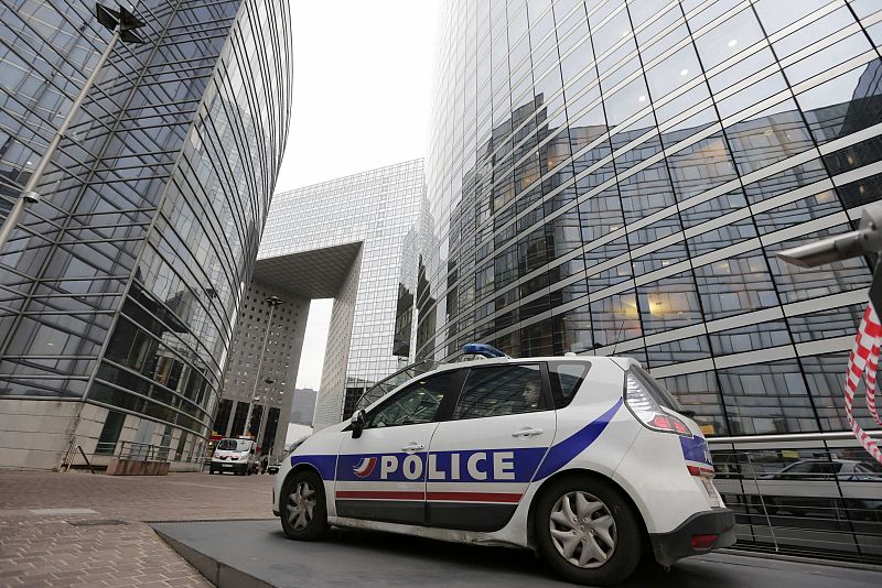 Un coche patrulla, aparcado enfrente de las oficinas de la Société Générale. En el tiroteo en la sede del banco no hubo heridos.