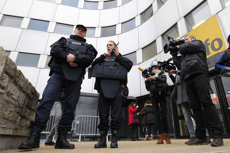 Un grupo de periodistas filma enfrente de la Casa de la Radio en París, el edificio de la Radio Nacional Francesa.