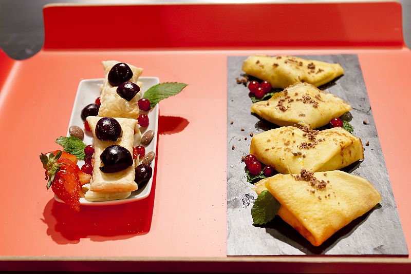 Crepes de naranja y torre de hojaldre con frutas y yogur