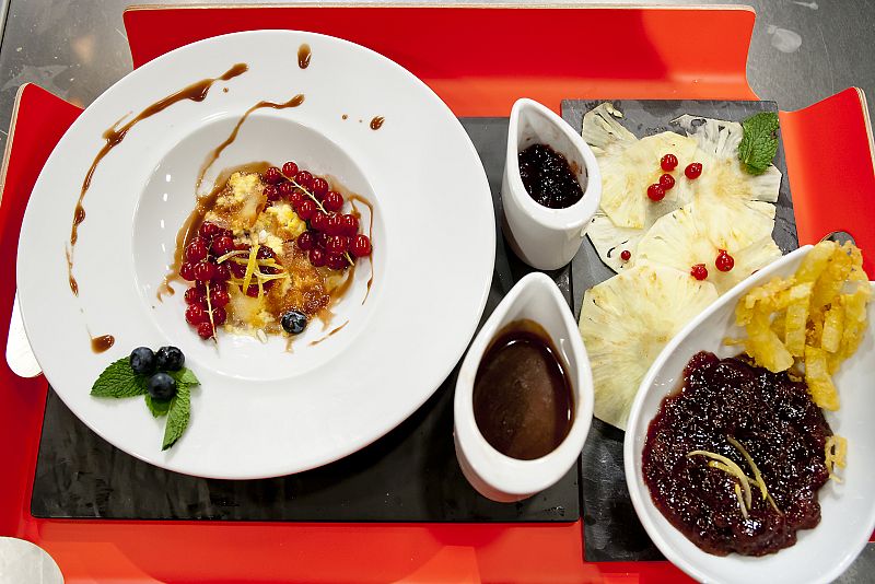 Torre de tejas y natillas con frutos rojos, tempura de piña con mermelada de fresa