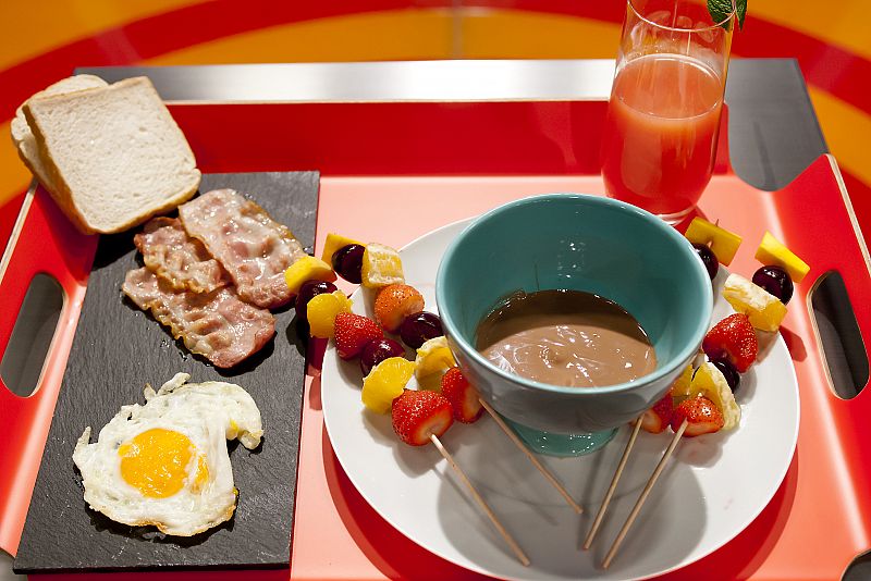 MasterChef Junior - Huevos fritos con jamón y bacos, brochetas de fruta con chocolate y zumo de pomelo