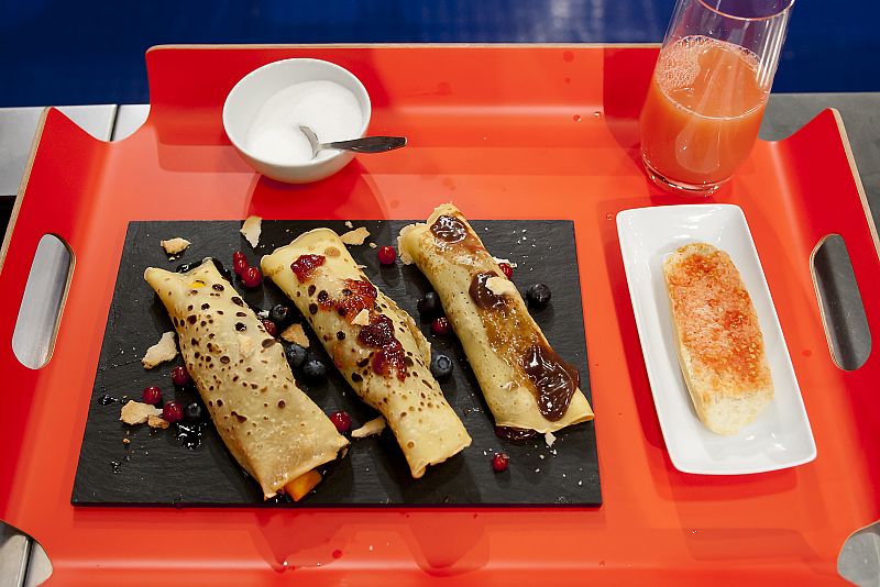Crepes de fruta con crujiente de tartaleta y diferentes salsas
