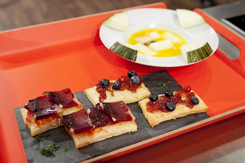 Hojaldres con tomate y jamón y mermelada de fresa