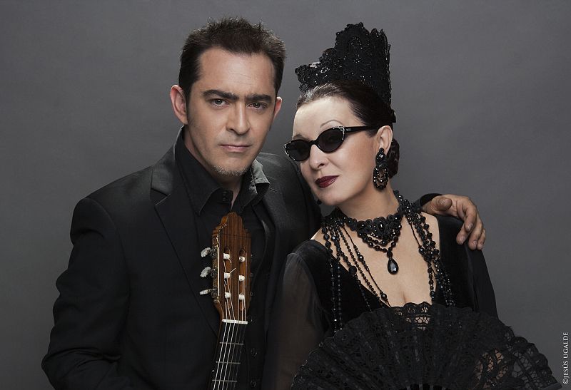 Martirio, junto a su hijo Raúl Rodríguez