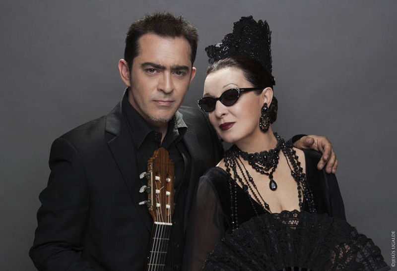  Martirio, junto a su hijo Raúl Rodríguez