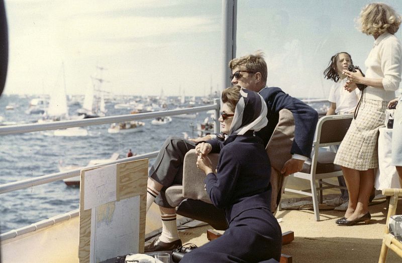 JFK y Jackie Kennedy siguen la primera regata de la Copa América de 1962 a bordo del USS Joseph P. Kennedy Jr