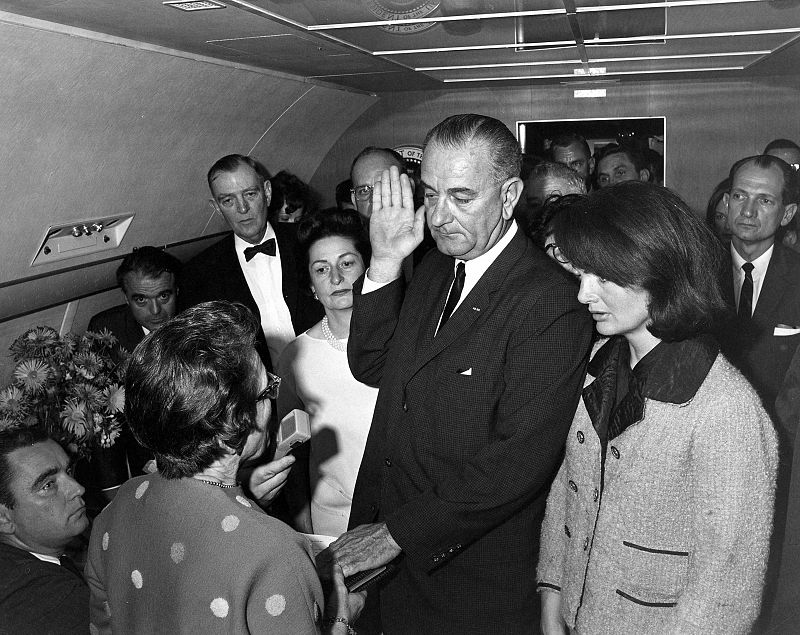 Lyndon Baines Johnson jura como presidente a bordo del Air Force One en Dallas, tras el asesinato de JFK el 22 de noviembre de 1963