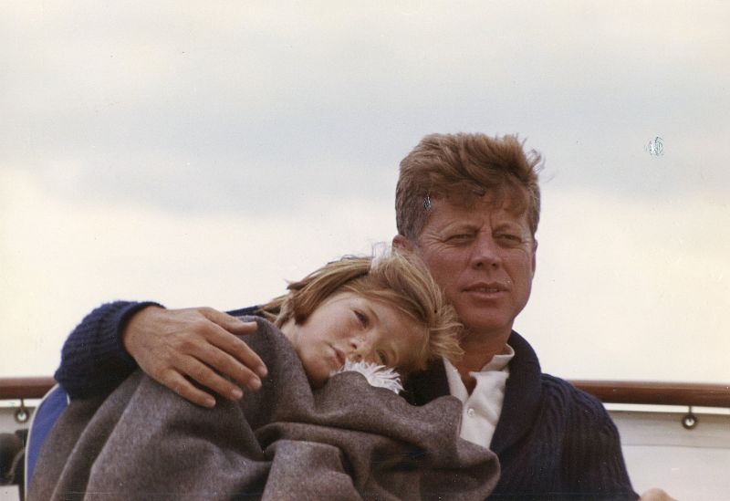 John F. Kennedy con su hija Caroline en un yate cerca de Hyannis Port, en agosto de 1963