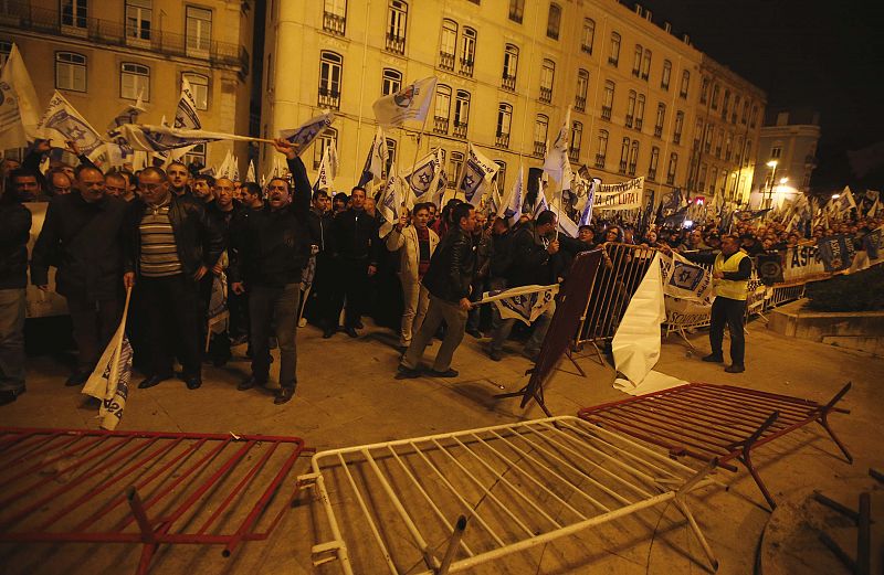 Los manifestantes han derribado el cordón de seguridad y han conseguido acceder a las escalinatas del Parlamento en Lisboa, durante las protestas contra los recortes del Gobierno de Portugal