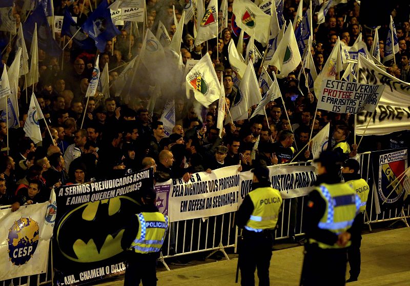 Cientos de manifestantes pertenecientes a los cuerpos de seguridad de Portugal se manifiestan contra los recortes del gobierno luso frente al edificio del Parlamento, en Lisboa