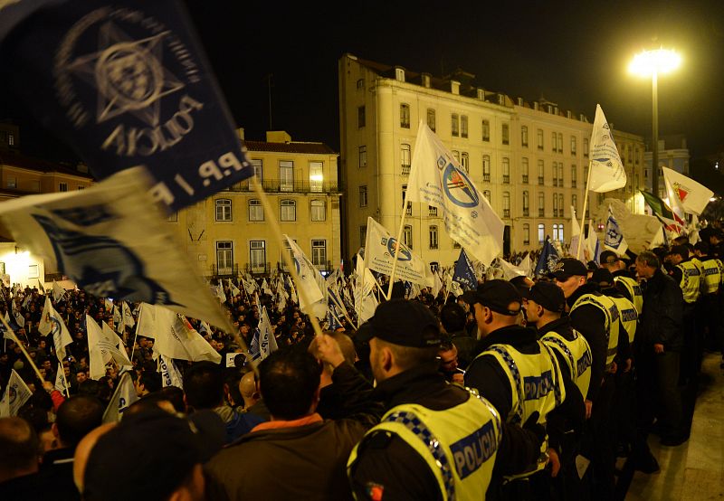 Cientos de miembros de las fuerzas de seguridad portuguesas emiten cánticos contra los recortes del Gobierno en Lisboa, frente al Parlamento