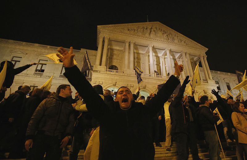 Uno de los manifestantes de los cuerpos de seguridad portugeses lanza gritos contra el Gobierno frente al Parlamento en Lisboa