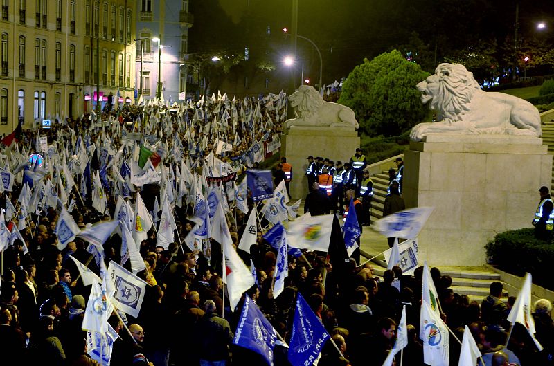 Miembros de los cuerpos de seguridad portugueses ondean banderas y pancartas y gritan contra el Gobierno durante las protestas en Lisboa contra los recortes