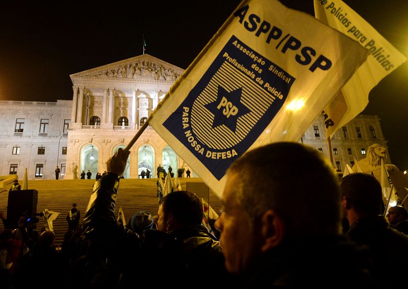 Uno de los manifestantes ondea la bandera de la Asociación de Oficiales de Policía Profesionales (ASPP/PSP) durante las protestas de los cuerpos de seguridad portugueses contra los recortes en Lisboa