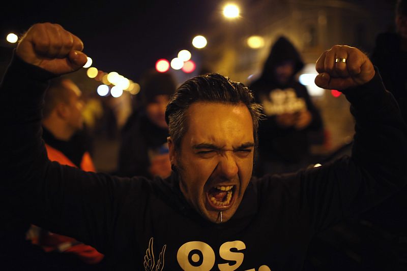 Uno de los manifestantes grita contra los recortes del Gobierno en los alrededores del Parlamento de Portugal