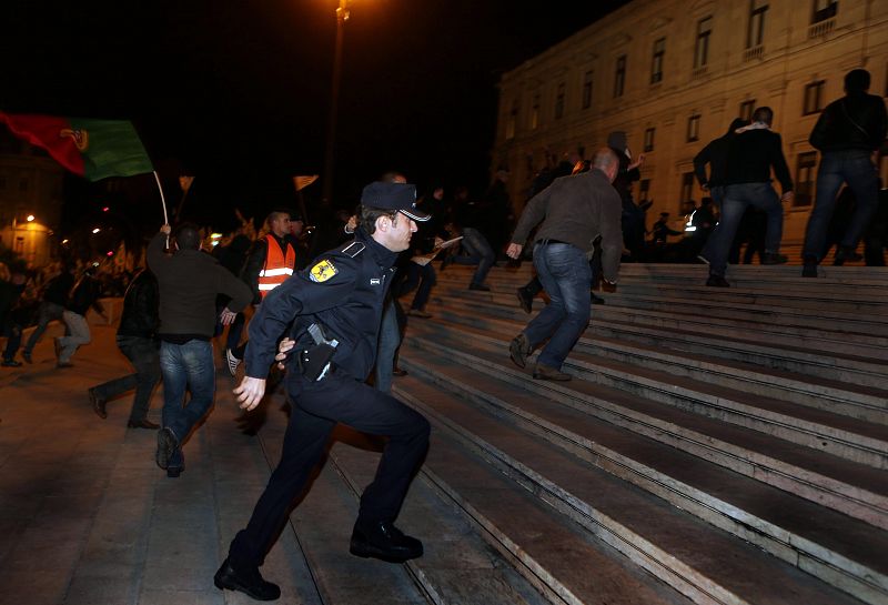 Momento en el que los manifestantes, miembros de las fuerzas de seguridad portuguesas, alcanzan las escalinatas del Parlamento portugués durante las protestas contra los recortes en Lisboa