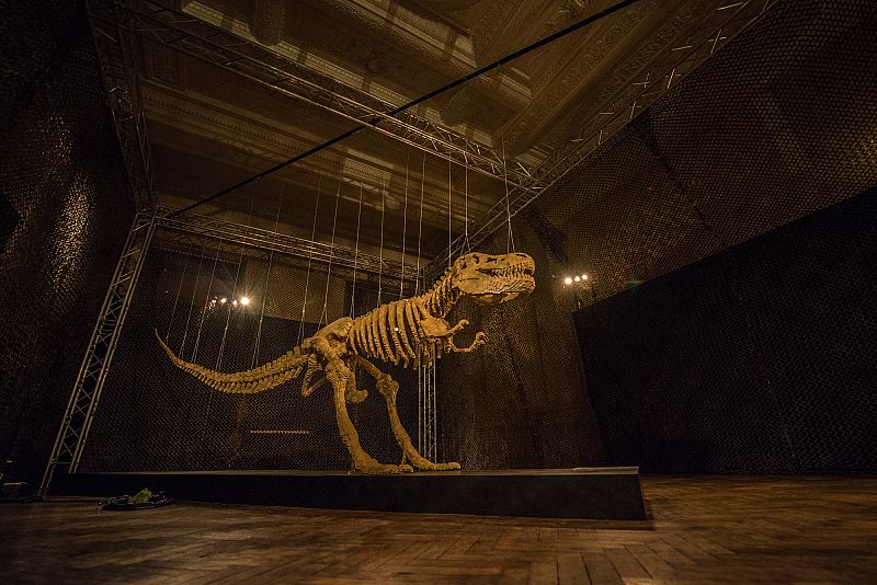 Una de las esculturas más vistosas es el esqueleto de Tyrannosaurus rex de seis metros de longitud.