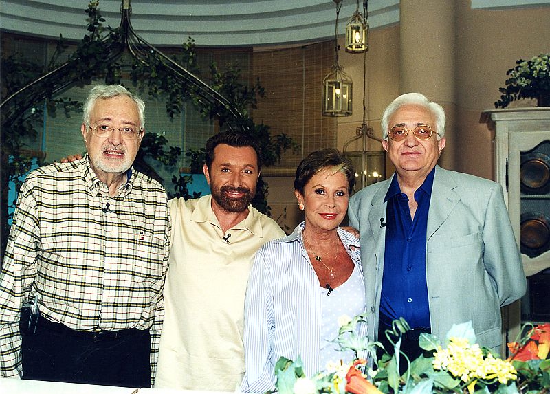 Lina Morgan junto a Mariano Ozores (d), jose Manuel  parada (i) y Antonio Ozores (Archivo 2001)