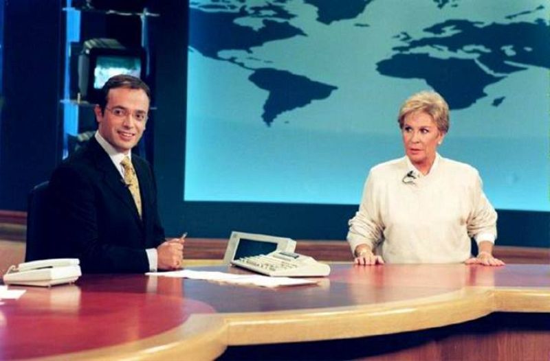 Lina Morgan junto a Alfredo Urdaci en el plató del telediario en Torrespaña.(1988)
