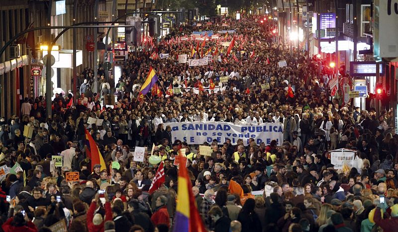 MULTITUDINARIAS MANIFESTACIONES RECORREN ESPAÑA EN PROTESTA POR LOS RECORTES