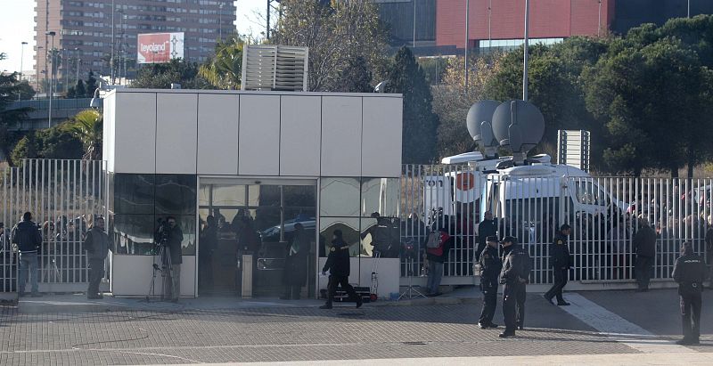 Agentes de la Policía custodian los accesos al centro de producción de Radiotelevisión Valenciana en Burjassot, a cuyas puertas se concentran cerca de 200 trabajadores.