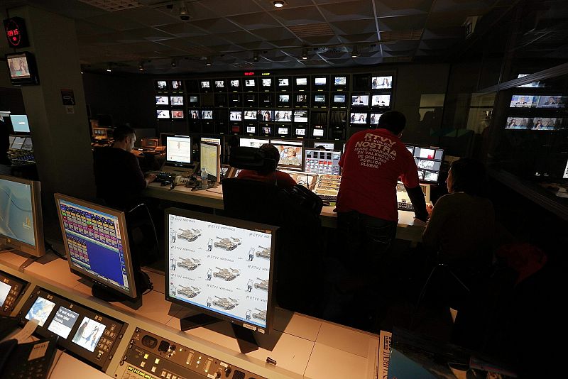 Sala de realización del estudio 3 del centro de producción de Radiotelevisión Valenciana en Burjassot, donde los trabajadores de la entidad han emitido en directo.