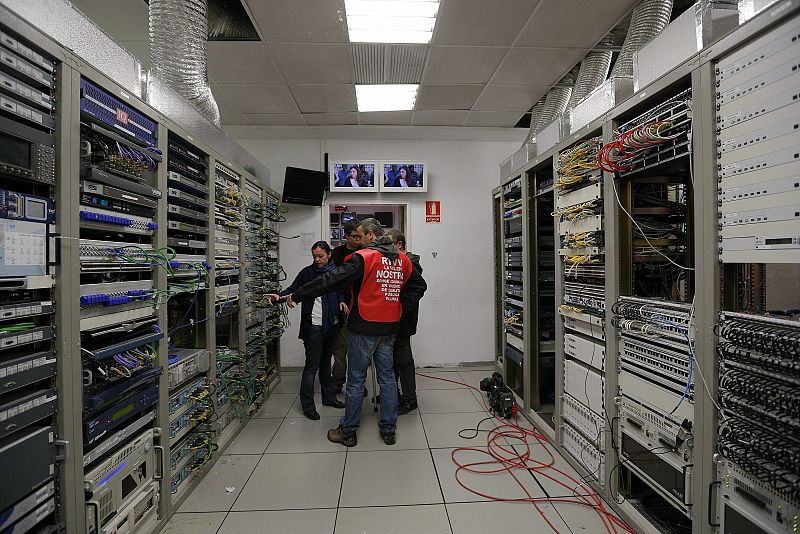 Trabajadores de Radiotelevisión Valenciana en el interior de la sala de control central.