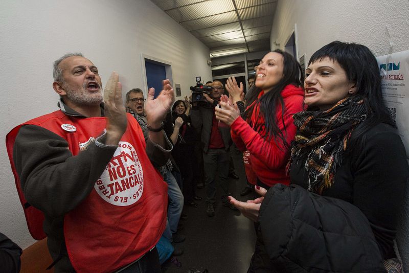 Trabajadores celebran el rechazo de la denuncia interpuesta por ocupación ilegal de Canal Nou.