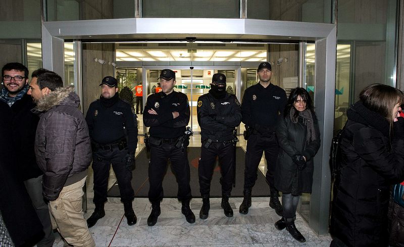 Varios miembros de la Policía Nacional impiden la entrada a los trabajadores del turno de noche de RTVV a las instalaciones del ente.